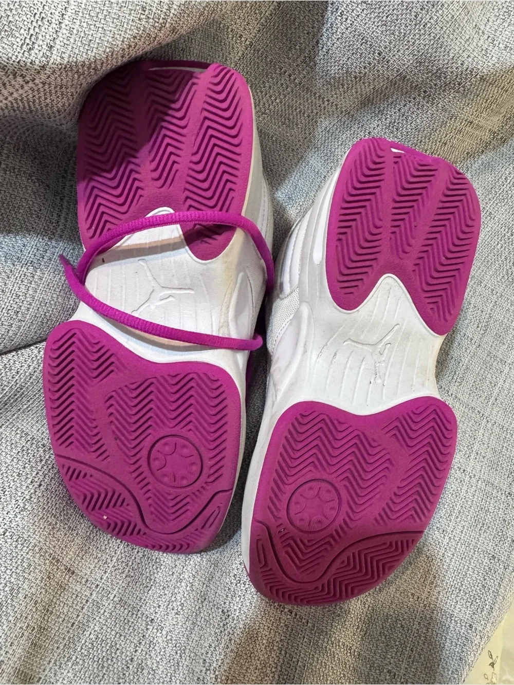 Jordan Max Aura 6 White Fire Pink Sneakers Size 4.5Y FQ8297-160